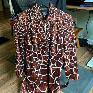 Light weight jacket. The pattern can elevate any look.